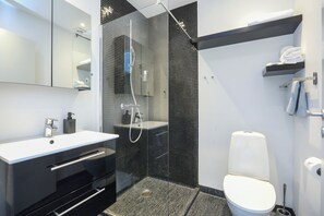 Comfort kamer | Badkamer | Een douche, een haardroger, handdoeken, zeep