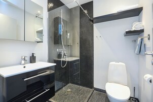 Habitación Confort | Baño | Ducha, secador de pelo, toallas y jabón