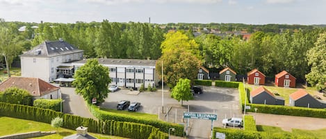 A hotel with a parking area, a restaurant, and a cafe.