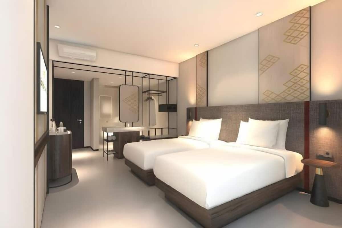 Premium bedding, minibar, in-room safe, desk