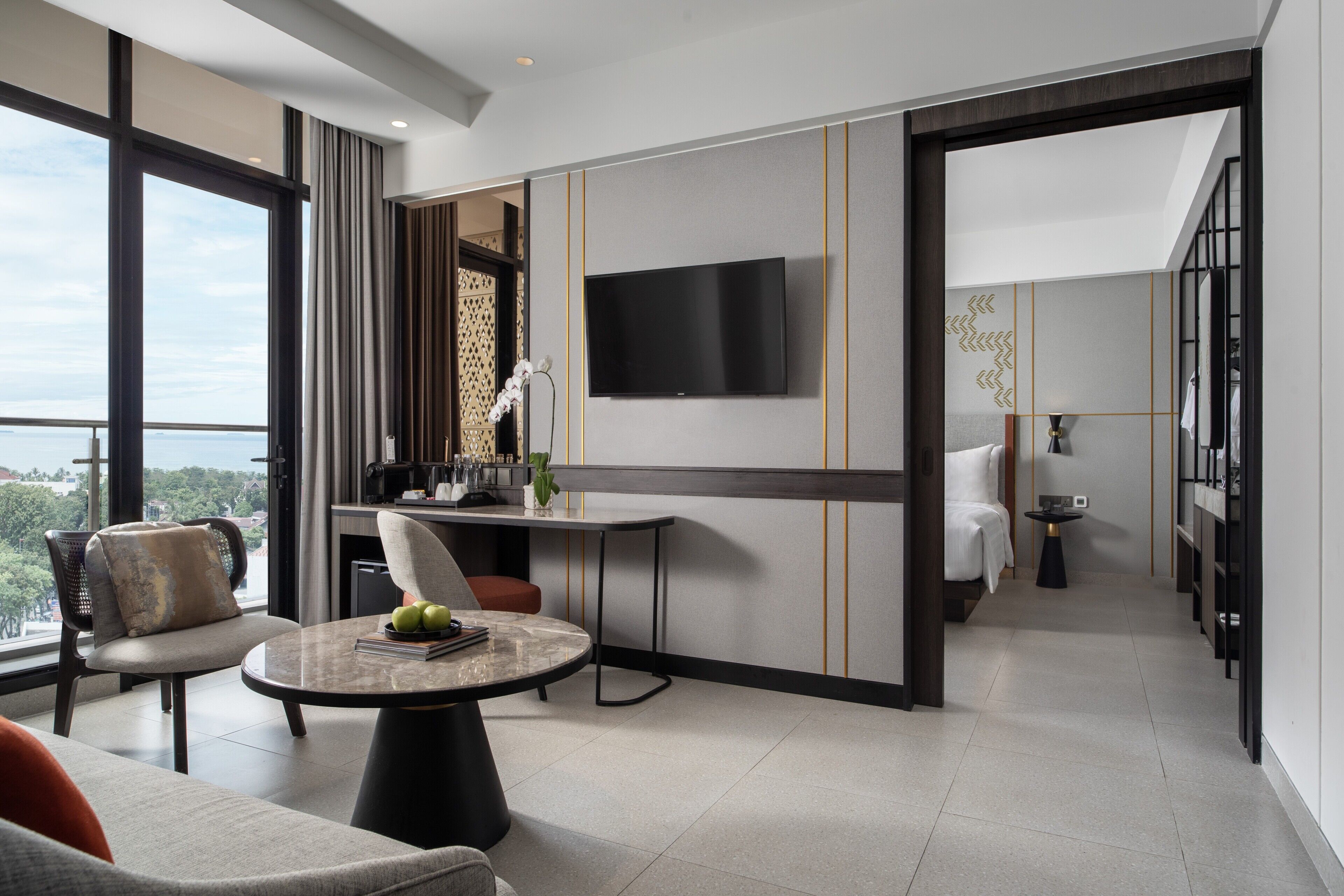 Santika Suite Room King | Seprai premium, minibar, brankas, dan meja kerja