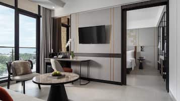 Santika Suite Room King | Seprai premium, minibar, brankas, dan meja kerja