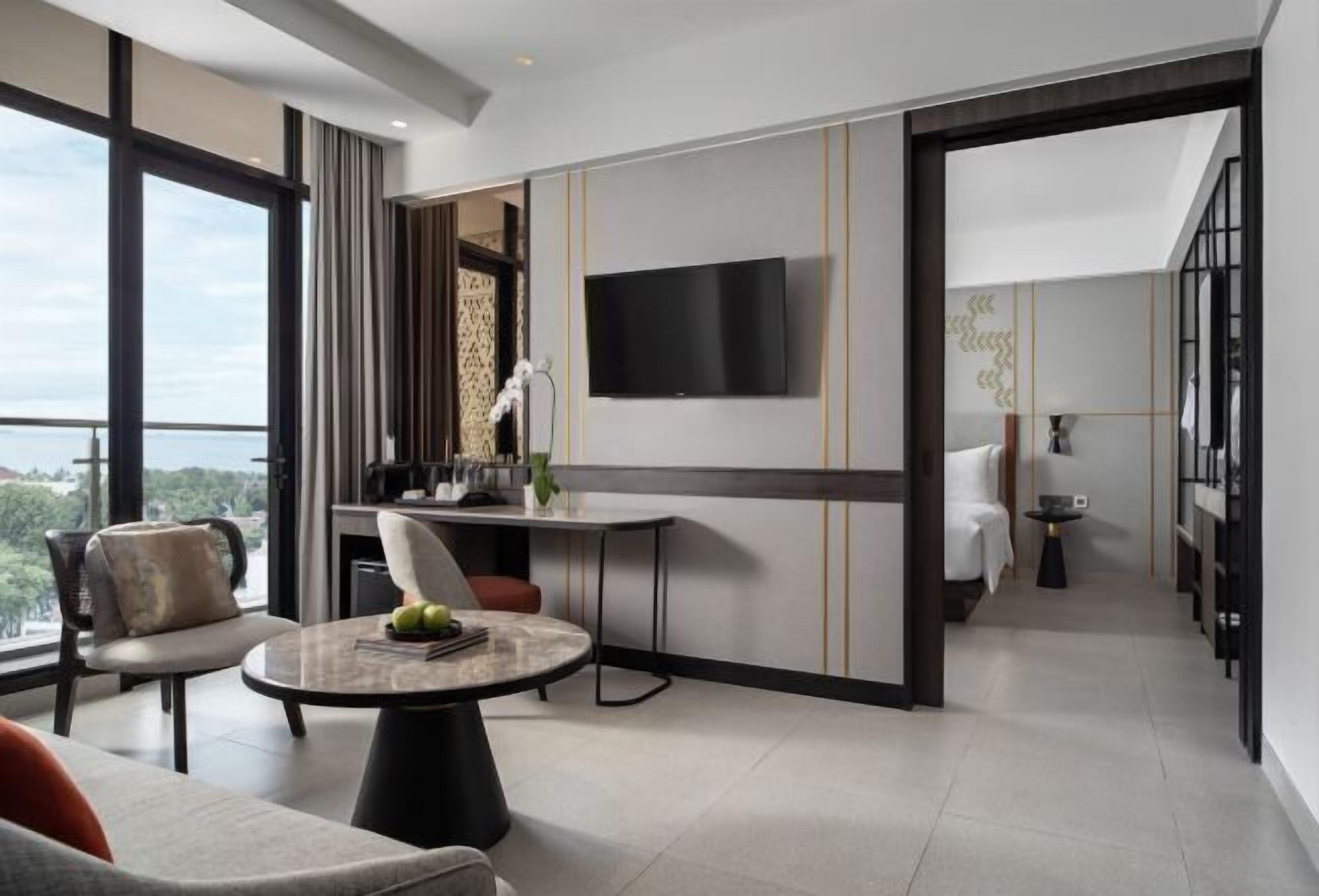 Seprai premium, minibar, brankas, dan meja kerja