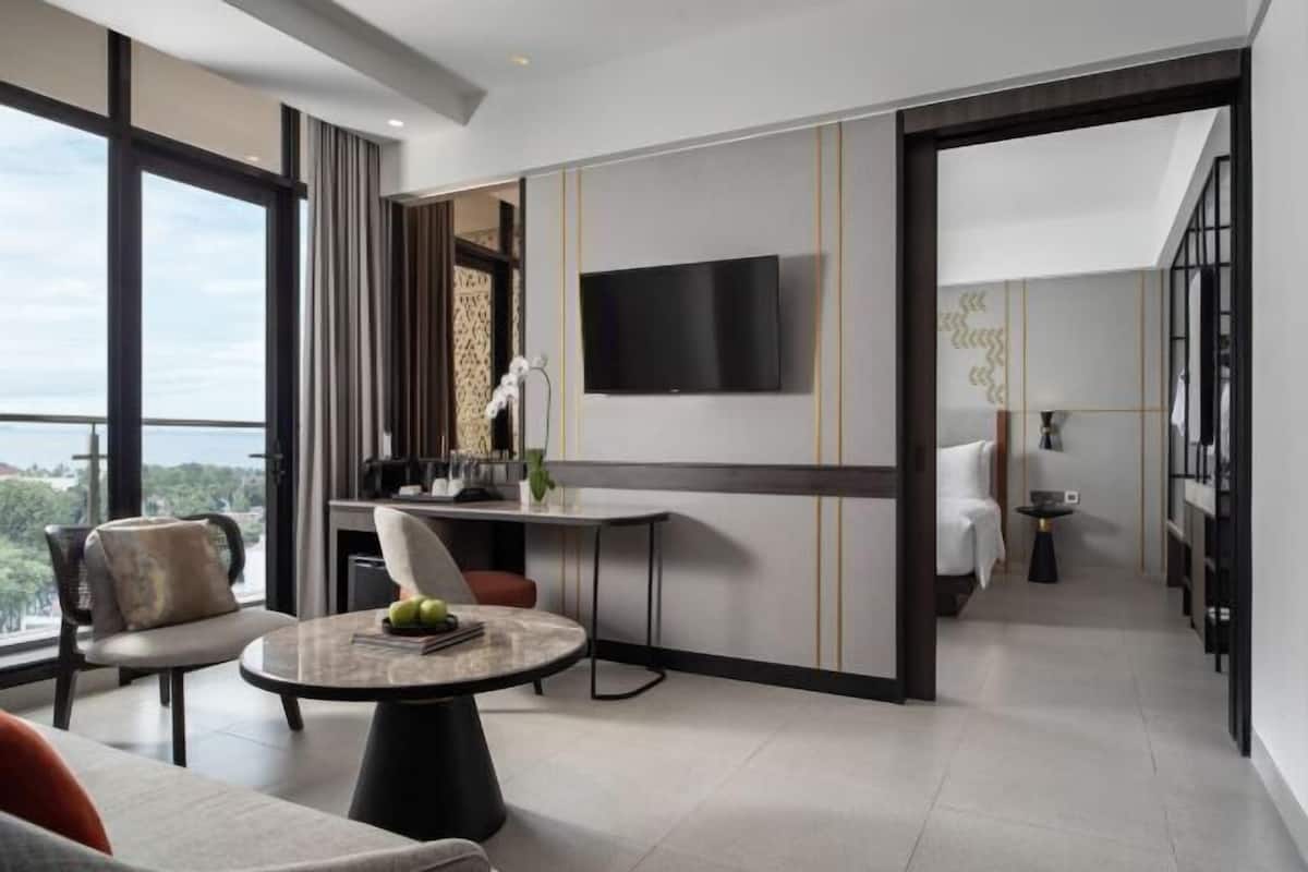 Premium bedding, minibar, in-room safe, desk