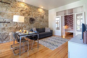 Dining - Contemporary Peaceful Flat w/ Balcony by HostWise (Porto)