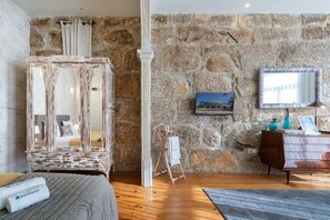 1 habitación, tabla de planchar con plancha, cuna de viaje y wifi 