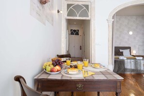 Dining - Gorgeous Flat w/ Balcony by HostWise (Porto)