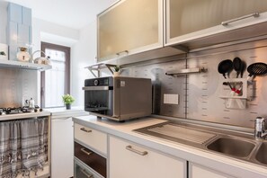 Kühlschrank, Mikrowelle, Herdplatte, Geschirrspüler