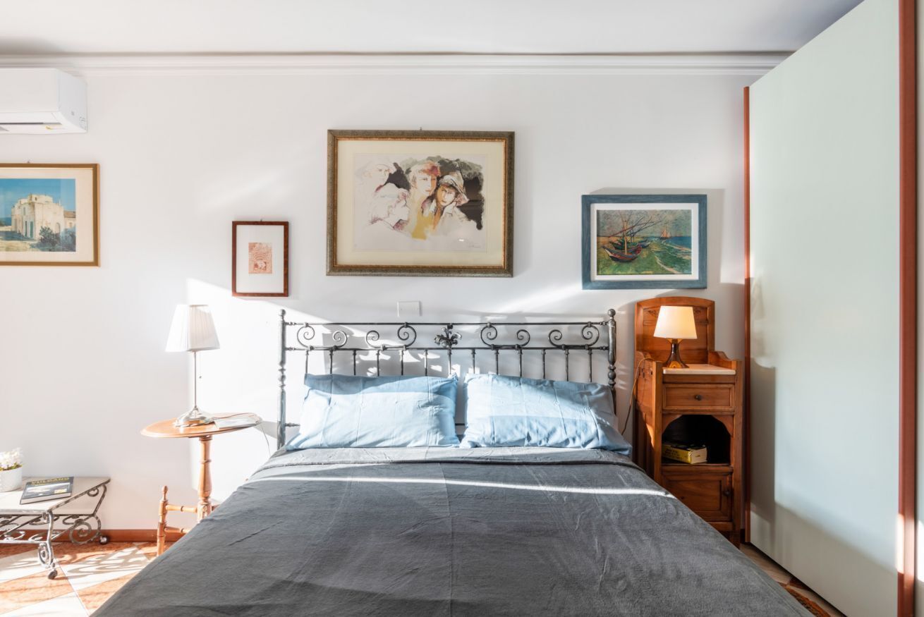 1 dormitorio, escritorio, tabla de planchar con plancha y wifi