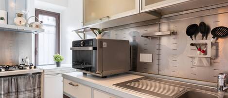 Réfrigérateur, micro-ondes, plaque de cuisson, lave-vaisselle