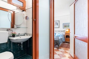 Dusche, Haartrockner, Bidet, Handtücher