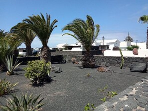 Property grounds - Detached modern villa with private pool (Playa Blanca)