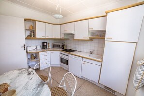 Kylskåp, mikrovågsugn, ugn och spishäll