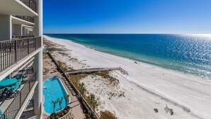 Un hôtel situé en bord de mer, doté d’une piscine, d’un accès direct à la plage et offrant une vue dégagée sur l’océan.
