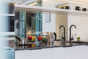 Fridge, microwave, stovetop, dishwasher