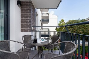 Outdoor dining - Stylish Apartment by the Vistula | Parking and Balcony (Kraków)