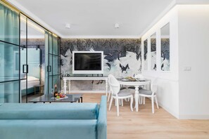 TV - Stylish Apartment by the Vistula | Parking and Balcony (Kraków)