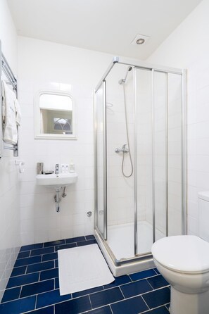 Douche, sèche-cheveux, serviettes fournies