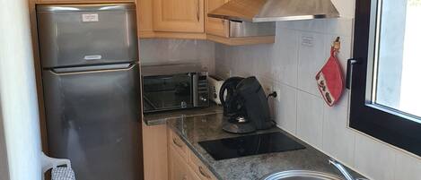 Réfrigérateur, micro-ondes, plaque de cuisson, cafetière/bouilloire