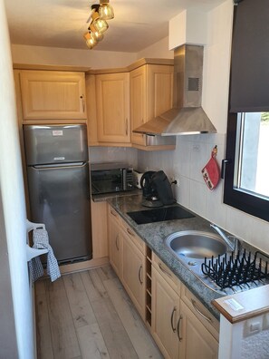 Réfrigérateur, micro-ondes, plaque de cuisson, cafetière/bouilloire