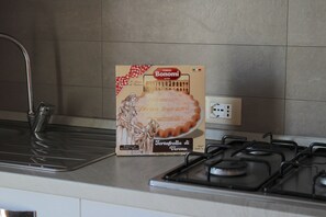 Een koelkast, een magnetron, een oven, een kookplaat