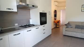 Kühlschrank, Mikrowelle, Ofen, Herdplatte