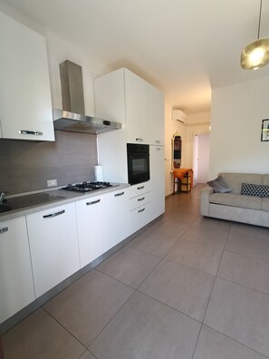 雪櫃、微波爐、焗爐、爐具