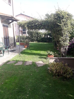 Property grounds - Simone and Simona relaxing apartments on Lake Garda (Peschiera del Garda)