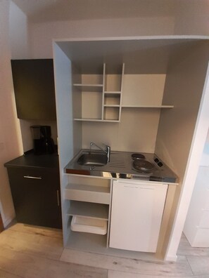 Fridge, electric kettle, toaster, cookware/dishes/utensils - Apartment Kampenwand (Aschau im Chiemgau)