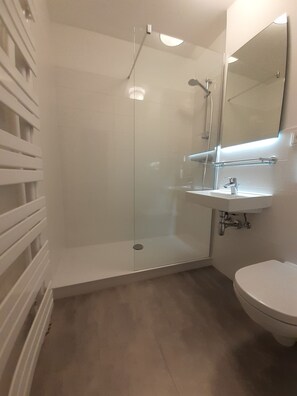 Shower, hair dryer, towels, soap - Apartment Kampenwand (Aschau im Chiemgau)