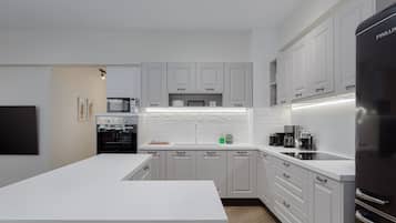 Full-sized fridge, microwave, oven, stovetop