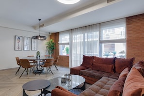 3 habitaciones, espacio para trabajar con laptop y cortinas blackout