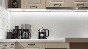 Full-sized fridge, microwave, oven, stovetop