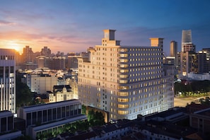 A multi-story hotel with a prominent corner location, large windows, and a classic architectural design. - Blossom House Shanghai On The Bund (Shanghai)