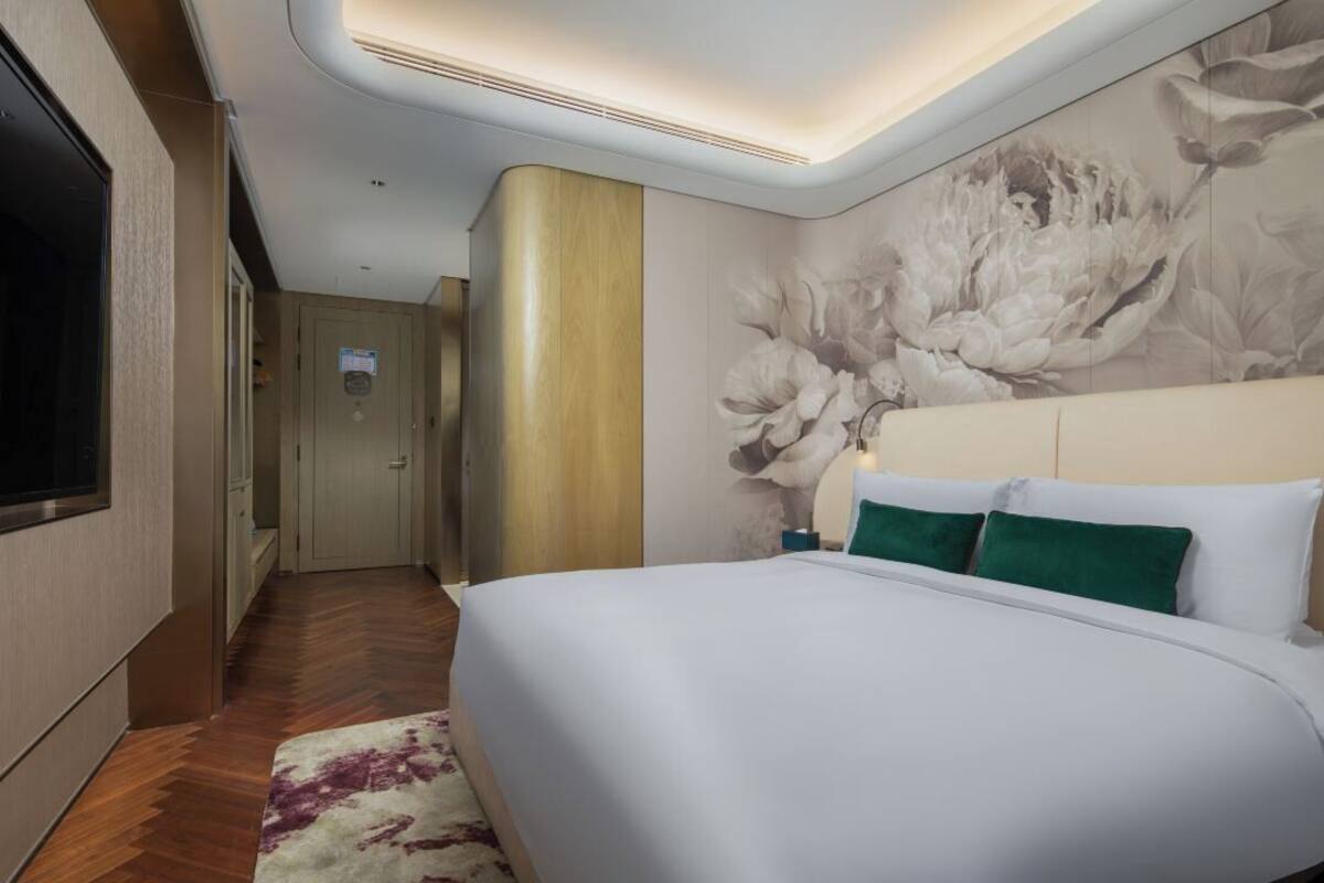 ห้องคลาสสิก, เตียงควีนไซส์ 1 เตียง, ปลอดบุหรี่ | ม  ินิบาร์ฟรี, พื้นที่ทำงานแบบใช้แล็ปท็อป, ผ้าม่านกันแสง, ห้องเก็บเสียง