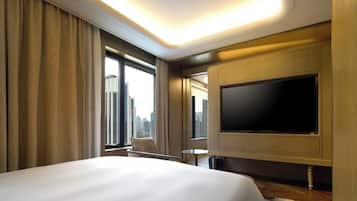 Deluxe City View Queen Room | Free minibar, laptop workspace, blackout drapes, soundproofing