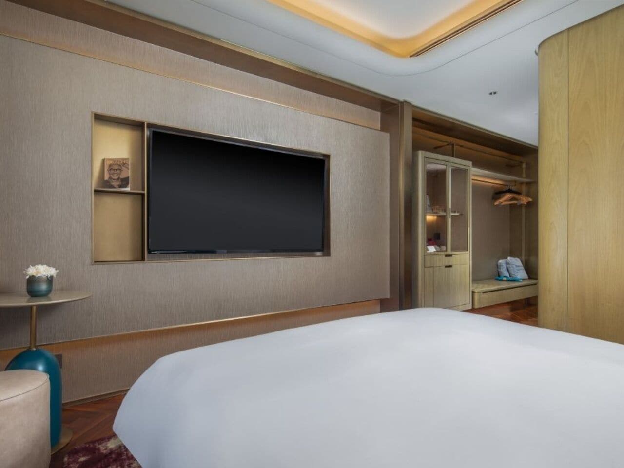 Habitación City, 1 cama de matrimonio | Minibar con artículos gratuitos y espacio para trabajar con un portátil