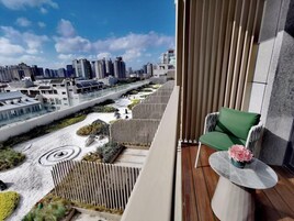 Habitación cuádruple Deluxe, varias camas, balcón | Minibar con artículos gratuitos y espacio para trabajar con un portátil