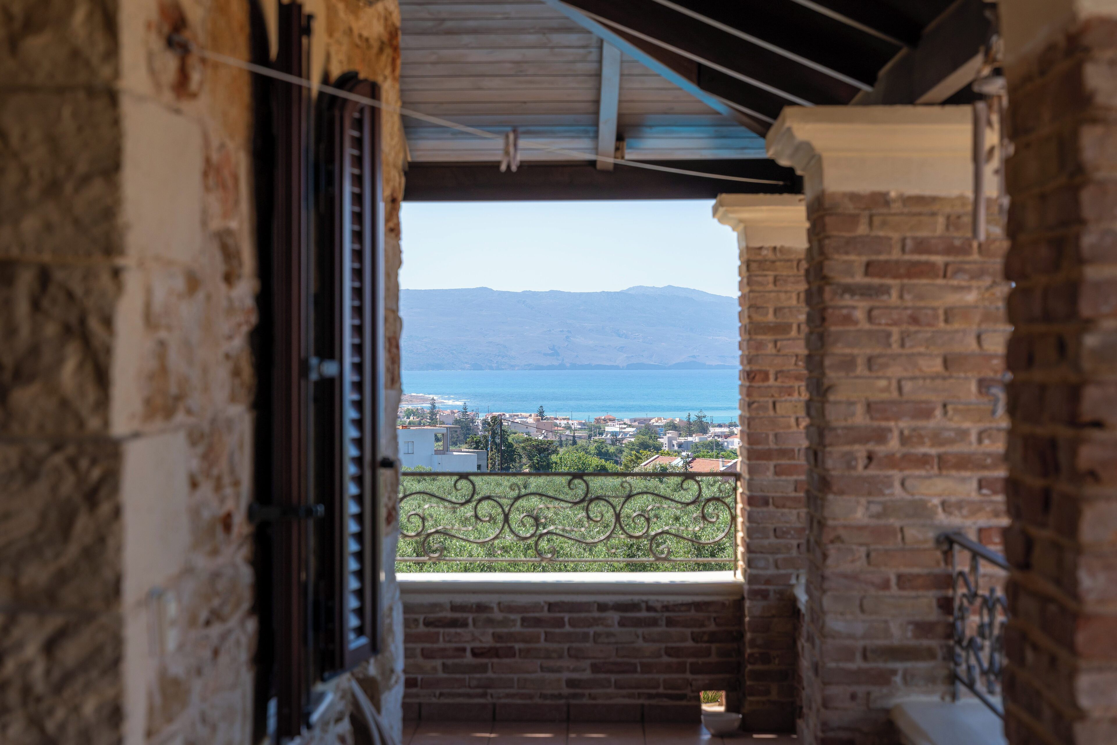 Un balcone con vista su un paesaggio lontano e un corpo d'acqua.
