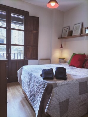 1 slaapkamer, een strijkplank/strijkijzer