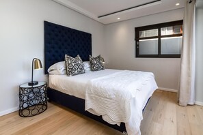 2 bedrooms, iron/ironing board, free WiFi, bed sheets - Classic 2 Bedroom Apartment With Panoranic Views (Cape Town)