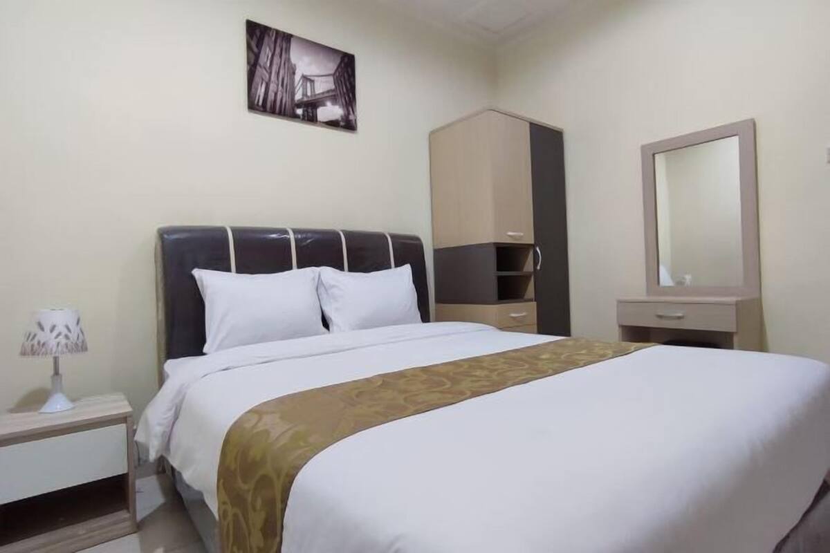 Escritorio, wifi gratis, ropa de cama