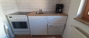 Réfrigérateur, micro-ondes, plaque de cuisson, lave-vaisselle