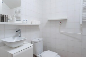 Dusch, hårtork och handdukar