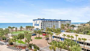 A hotel with a white facade and blue accents, featuring a large balcony area and a view of the beach. - Gulf 513-2 BED/2 BATH-sleeps 6-VIEWS OF POOL AND BEACH!  Updated (Fort Walton Beach)