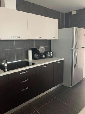 Fridge, oven, stovetop, coffee/tea maker