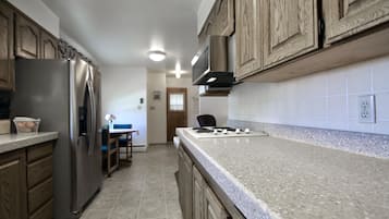 Jääkaappi, mikroaaltouuni, uuni, liesi