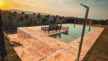 Piscine couverte, piscine extérieure