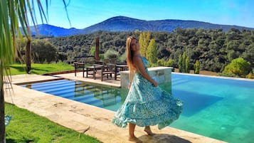 Una piscina cubierta, una piscina al aire libre
