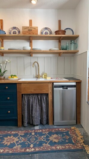 Kjøleskap, ovn, kokeplater og oppvaskmaskin